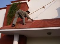 インドのペンキ屋さんの屋根塗装風景