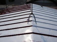 トタン屋根塗装、中塗り塗装途中