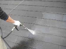 コロニアル屋根塗装前に高圧洗浄機で水洗い2